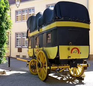 ruote, carrozza, giallo, finestre, raggi, nero, verde, lampione, finestrini, palazzo, pianta, strada, lanterna, carro, diligenza, antica, albero, ombre, gialla