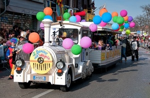 palloncini, carnevale, trenino, colori, bianco, gente, treno, colore, sfilata, bambini