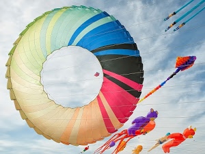 aquiloni, cielo, colori, nuvole, azzurro, rosso, volare, cerchio, viola, fili, vento, code, pupazzi, arancione