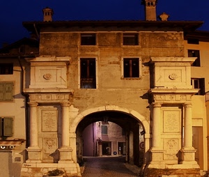 colonne, finestre, arco, porta, notte, strada, comignoli, notturno, monumento, palazzo, architettura, luci, case, capitelli, portone, lapidi, cielo, sera, edificio