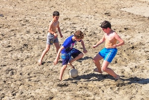 sabbia, pallone, spiaggia, gioco, calcio, bambini, giocare, palla, ragazzi, tre, ombre, azzurro, pantaloncini, ombra, sport