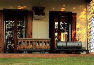 finestre, erba, prato, treno, vetri, casa, vagone, vagoni, cisterna, verde, ombra, vetro, modellini, locomotiva, modellino, porte, sole, riflesso, riflessi, legno, mattoni, trenino