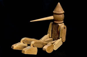 legno, pinocchio, burattino, naso, cappello, nero, pupazzo, snodato, piedi, gambe, giocattolo, braccia, cono, marrone
