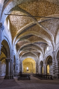 chiesa, colonne, archi, altare, panche, interno, banchi, mattoni, prospettiva, capitelli, volte, navata, navate, abside, soffitto, finestre, volta