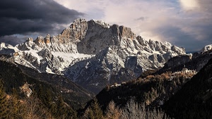 neve, nuvole, cielo, alberi, montagna, rocce, montagne, cima, roccia, inverno, cime, sole, bosco, massiccio, vetta