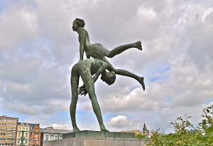 nuvole, cielo, monumento, statue, scultura, gambe, case, statua, due, nudi, verde, salto, palazzi, movimento, gioco, finestre