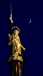 luna, statua, oro, madonnina, cielo, stelle, corona, milano, notturno, notte, lancia, madonna, sera, dorata, blu, duomo