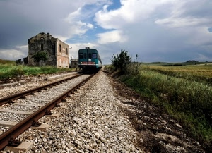 treno, nuvole, cielo, rotaie, binario, stazione, rudere, binari, verde, erba, ferrovia, sassi, campi, traversine, metallo, massicciata