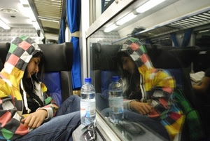 treno, bottiglia, riflesso, dormire, occhiali, acqua, finestrino, riposo, viaggio, colori, ragazza, sonno