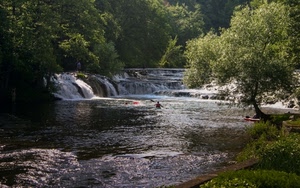 acqua, alberi, fiume, verde, cascate, cascata, canoa, schiuma, pagaia, erba, foglie, bagnante