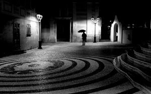 lampioni, ombrello, cerchi, piazza, bianconero, gradini, pioggia, notte, notturno, luci, uomo, passante, porte, persona