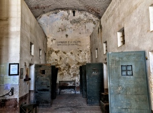 porte, finestre, carcere, quadro, celle, legno, catena, panchina, panca, pareti, arco, grate, stanza, scritta, abbandono