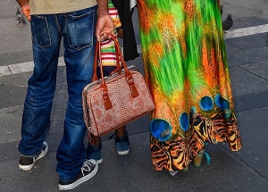borsa, scarpe, jeans, blu, verde, pantaloni, vestito, colori, gonna, mani, gambe, strada, tasche, rosso, piccioni, persone, manici
