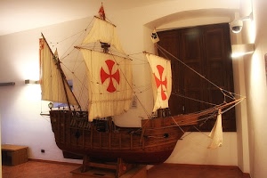 vele, legno, finestra, caravella, veliero, croce, nave, rosso, croci, corde, alberi, museo, modellismo, modellino, luci, barca, funi