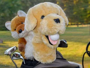 prato, pupazzi, pallina, golf, cane, peluche, alberi, verde, mazze, lingua, giocattoli, occhi, orecchie, sacca, due, palla, bocca, peluches, naso