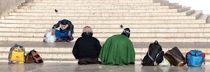 persone, borse, scalinata, verde, zaini, gradini, mantello, scalini, cappello, scala, scale, azzurro, seduti, giallo
