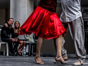 rosso, gonna, scarpe, ballo, gambe, sedie, ballerini, seduti, pantaloni, donna, uomo, danza, camicia, coppia, coppie, grigio, tango, movimento, ballare