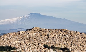 case, montagna, città, neve, vulcano, cielo, collina, panorama, azzurro, nuvole, paese, borgo, paesaggio, alberi, abitazioni, montagne