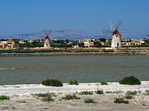mulini, acqua, case, pale, cielo, saline, erba, verde, azzurro, vento, salina, nuvole, due, piante, cespugli, porte, finestre, paese, panorama, paesaggio, mare, sicilia, montagne