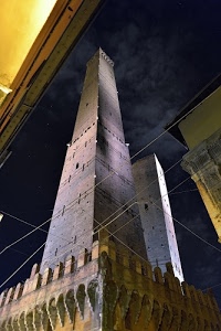 merli, notte, torri, fili, torre, bologna, prospettiva, luci, cielo, notturno, castello, angoli, nuvole, giallo, finestre, cavi