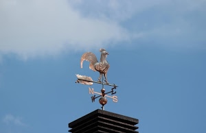 gallo, cielo, banderuola, nuvole, freccia, azzurro, comignolo, lettere, galletto, punti, cardinali, coda, bianco, vento