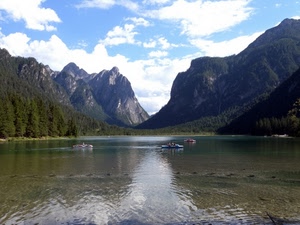 montagne, lago, barche, nuvole, cielo, acqua, alberi, riflesso, rocce, paesaggio, pedalò