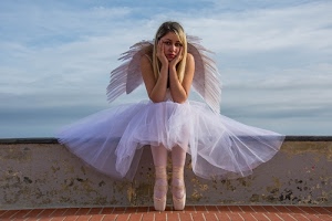 muretto, ali, angelo, ballerina, tulle, cielo, bianco, ragazza, donna, gambe, scarpette, nuvole, bionda, punte, seduta, tristezza, tutù, braccia, mani