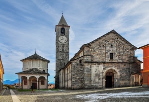 orologio, campanile, chiesa, piazza, nuvole, cielo, cappella, archi, pietra, battistero, colonne, portico, porte, case, azzurro, portone, finestre