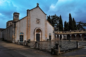 campanile, chiesa, alberi, rosone, archi, colonne, sagrato, cielo, catene, portico, porte, nuvole, portone, facciata, portici, portale, romanico, porticato, azzurro, finestre, cipressi, catena