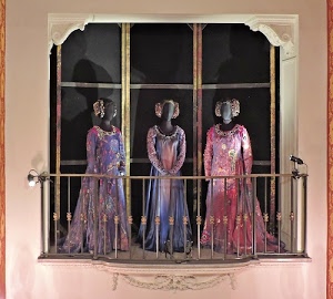 manichini, balcone, tre, ringhiera, abiti, finestra, vestiti, vetrina, rosa, terrazzo, nero, faretti, luci, viola