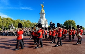 monumento, rosso, banda, alberi, strumenti, statua, nero, verde, cappelli, cielo, strada, uniformi, cappello, giacca, colbacchi, azzurro, pantaloni, uniforme, sfilata, giubbe, musica, persone