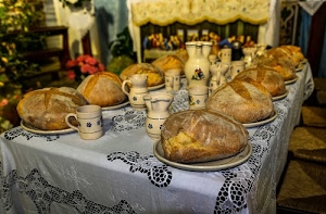 tovaglia, pane, tavola, piatti, pagnotte, tazze, brocche, fiori, tavolo, ricami, caraffe, bicchieri, pizzo, paglia, imbandita, cibo, sedie, boccali