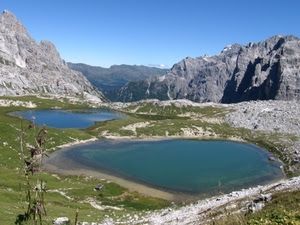 montagna, lago, rocce, laghi, acqua, montagne, azzurro, laghetti, alpini, prato, verde, roccia, cielo