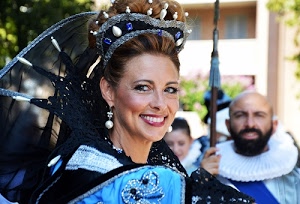 donna, sorriso, orecchini, costume, perle, acconciatura, corona, azzurro, blu, uomo, occhi, ritratto, nero, sfocato, lancia, storica, viso