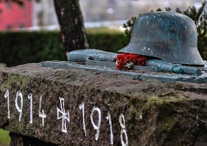 fucile, fiori, monumento, guerra, croce, pietra, elmo, elmetto, rosso, anni, tomba, numeri, bianco, mondiale, date, siepe, data, grigio, rossi, casco, tronco