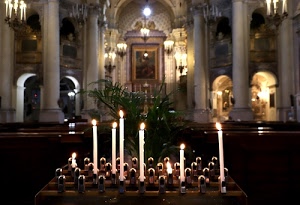 candele, colonne, chiesa, luci, archi, altare, quadro, interno, pianta, navata, sfocato, lampadari, religione, fiammelle, ceri