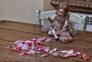 tavolo, bambola, petali, sedia, legno, rosa, giocattolo, capelli, spalliera, ballerina, verde, nastro, marrone, assi, filo, seduta, braccia, rose