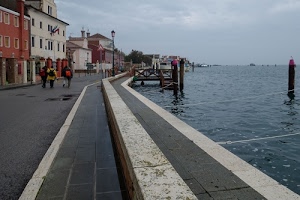 mare, case, strada, acqua, persone, pontile, pali, lampione, finestre, nuvole, cielo, marciapiede, laguna, marciapiedi, strisce