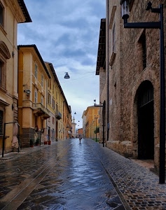 strada, portone, cielo, finestre, via, case, nuvole, arco, balconi, porte, giallo, lampioni, bagnato, lampade, scorcio, palazzi, città, archi, ombrellone, pioggia