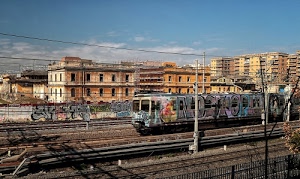 treno, binari, palazzi, pali, nuvole, cielo, ferrovia, rotaie, periferia, murales, case, graffiti, cavi, abbandono, città, stazione, azzurro, fili