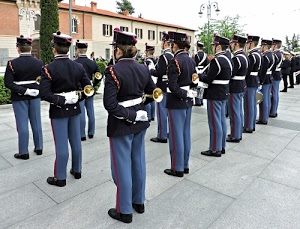 banda, blu, trombe, divise, strumenti, polizia, alberi, cappelli, azzurro, pantaloni, guanti, cappello, bianco, fila, cinturoni, ottoni, case, berretti, uniforme, divisa, militari, finestre, lampioni, righe, musica