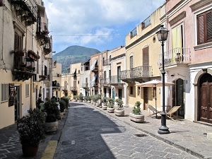case, strada, lampione, via, finestre, vasi, piante, porte, cielo, balconi, portoni, montagna, ombra, tende, fiori, scorcio, portone, fioriere, ombrellone