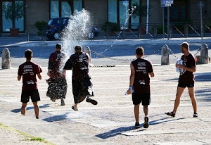 acqua, gioco, bottiglie, catene, persone, spruzzi, auto, gocce, uomini, giochi, piazza, strada, ragazzi, estate, scritte, ombre, piazzale, istantanea, giocare, automobile, salto