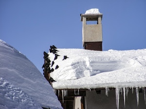 neve, cielo, comignolo, bianco, tetto, uccelli, inverno, azzurro, nero, camino, ghiaccio, ghiaccioli, casa, tetti, invernale, corvi, stalattiti