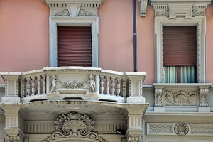 balcone, finestre, balaustra, colonnine, putti, rosa, colonne, tapparelle, sculture, casa, tende, bianco, conchiglia, liberty, ghirlanda, porte, persiane, bassorilievi, marmo, balconi