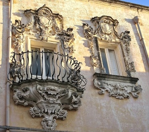 balcone, finestra, ringhiera, decorazioni, vetri, casa, muro, luce, ferro, porta, finestre, barocco, decori, sculture, bassorilievi, stemmi, stucchi, ombra, balconi