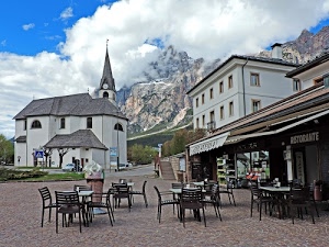 chiesa, campanile, sedie, montagna, nuvole, tavolini, bar, piazza, gelato, insegne, tavoli, cielo, cono, ristorante, scorcio, azzurro, finestre, negozi, montagne