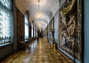 lampadari, tende, finestre, corridoio, arazzi, galleria, persona, statue, pavimento, tavolini, museo, archi, parquet, piastrelle, vetrate, luce, luci, tavolo, legno