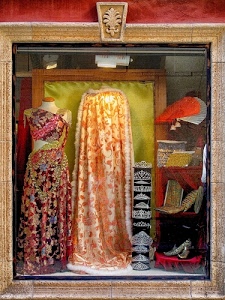 vetrina, ventagli, scarpe, cornice, vestiti, abiti, manichino, rosso, giallo, vetro, luci, negozio, colori, ventaglio, corone, legno, abbigliamento, diademi