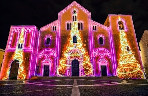 chiesa, colori, luci, luminarie, natale, notte, piazza, finestre, natalizio, porte, giallo, illuminazione, bifore, rosa, notturno, nero, rosone, viola